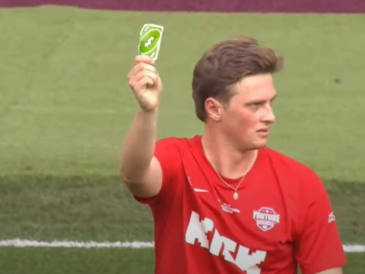 Quand l'arbitre le sanctionne d'un carton jaune, un joueur de football  réplique avec une carte Uno